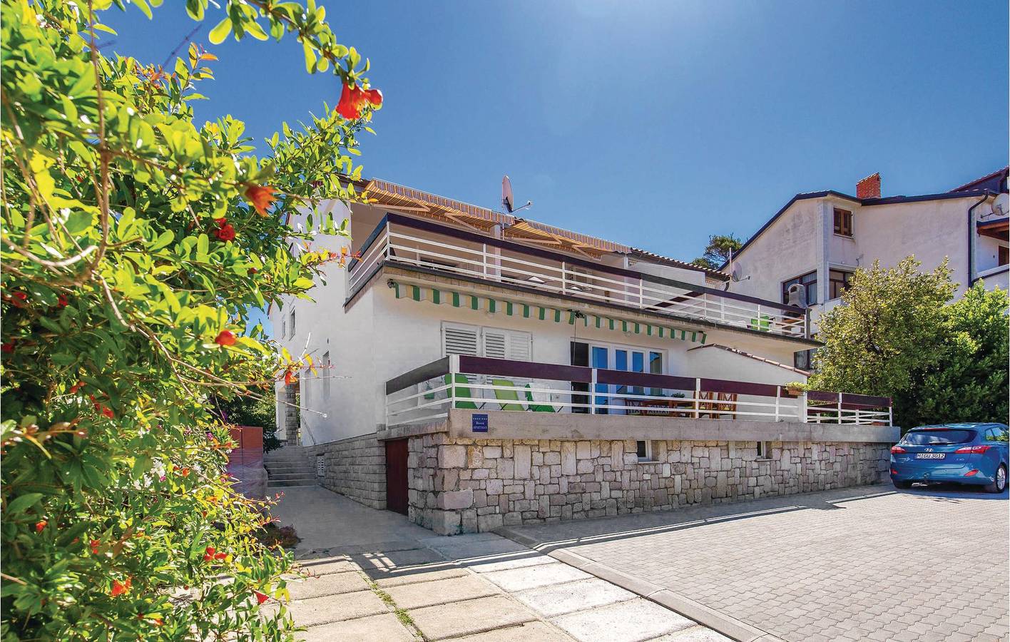 Ganze Ferienwohnung, Gemütliche Ferienwohnung mit Terrasse, WLAN und Parkplatz in der Nähe des FKK-Strandes Kandarola in Banjol, Rab