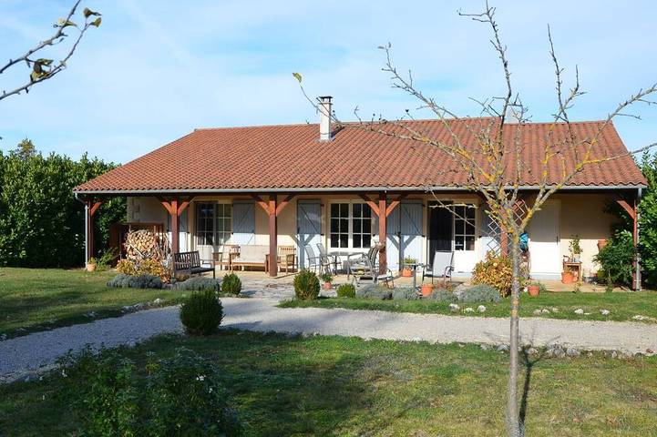 Location de vacances pour 6 personnes, avec terrasse ainsi que jardin et piscine à Lanzac