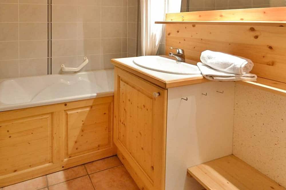 Apartamento entero, Apartamento acogedor para 4, frente a pistas, balcón soleado, cocina completa y Wifi opcional in Chinaillon, Le Grand-Bornand