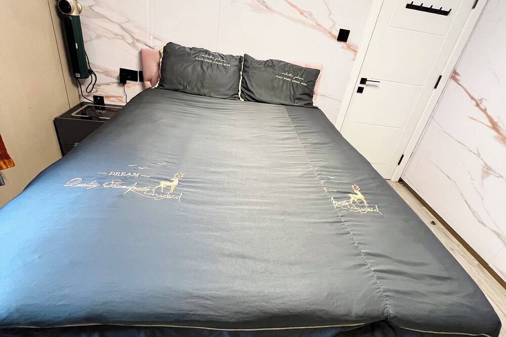 Addison's Japanese Zen. Whole House or Room. Next to Asda and town center! in Pembrokeshire