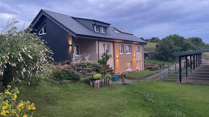 Ferienwohnung für 8 Personen, mit Ausblick und Garten sowie Sauna, kinderfreundlich in Hillesheim