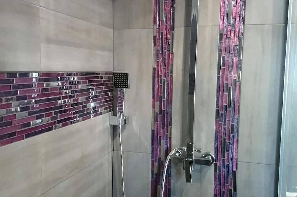 Entire apartment, Studio 25 M2 in villa with swimming pool near Aix in Meyreuil, Aix-en-Provence region