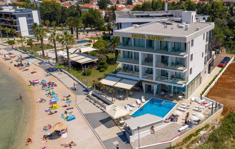 Hôtel pour 3 personnes, avec Balcon et Terrasse ainsi que Jacuzzi et Jardin