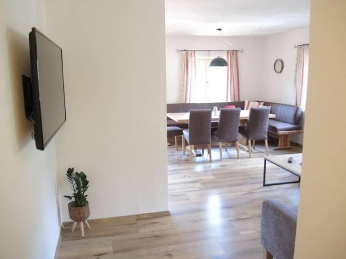 Ferienwohnung für 8 Personen, mit Balkon und Terrasse sowie Garten und Pool in Lofer