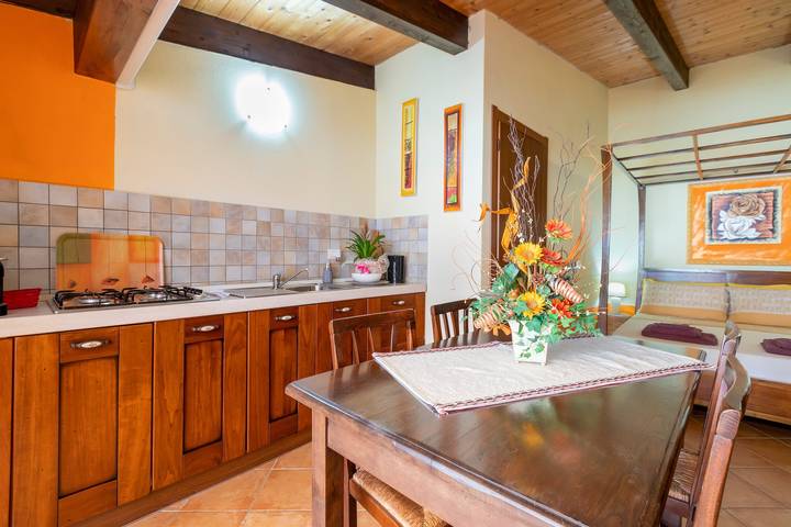 Monolocale intero, Studio 'Lo Scrigno' con giardino privato, Wi-Fi e aria condizionata in Scogliolungo, Porto Torres