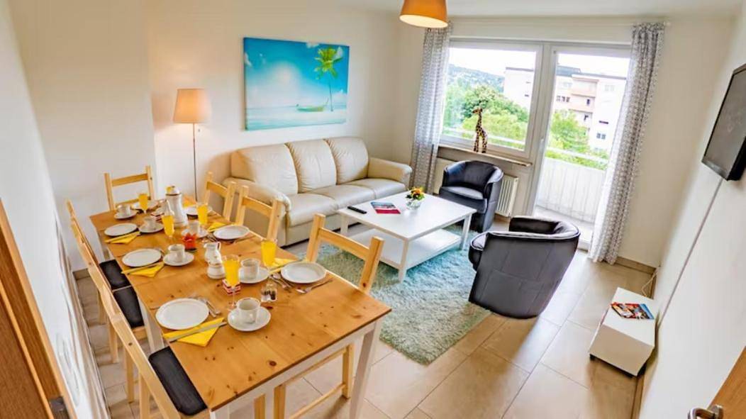Geheel appartement, Eleonoras Ferienwohnung in Würzburg Stadt am Park mit Balkon inklusive eigenen Parkplätzen vor der Tür in Würzburg, Franconian Wine Country