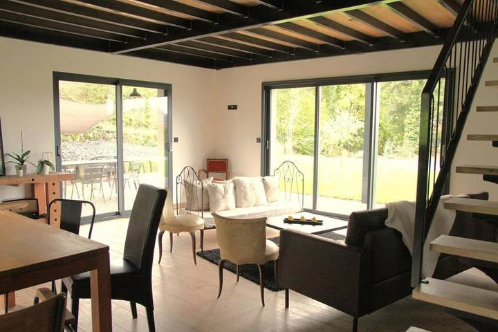 Location de vacances pour 8 personnes, avec Jacuzzi et Terrasse ainsi que Jardin et Sauna à Saint-Julien-Chapteuil