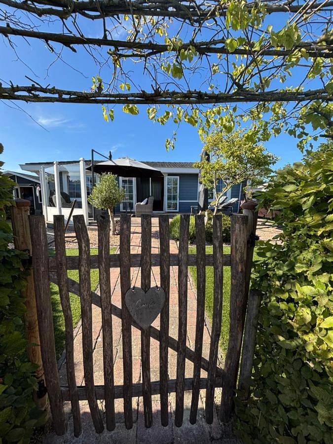 Vakantiepark voor 3 personen, with Terras and Tuin as well as Zwembad and Sauna in Zeeuws-Vlaanderen