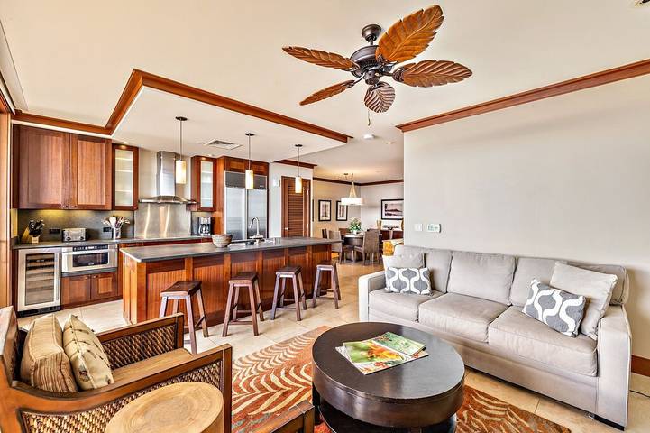 Vacation rental for 7 people, with sauna and balcony as well as pool and hot tub in Ko Olina
