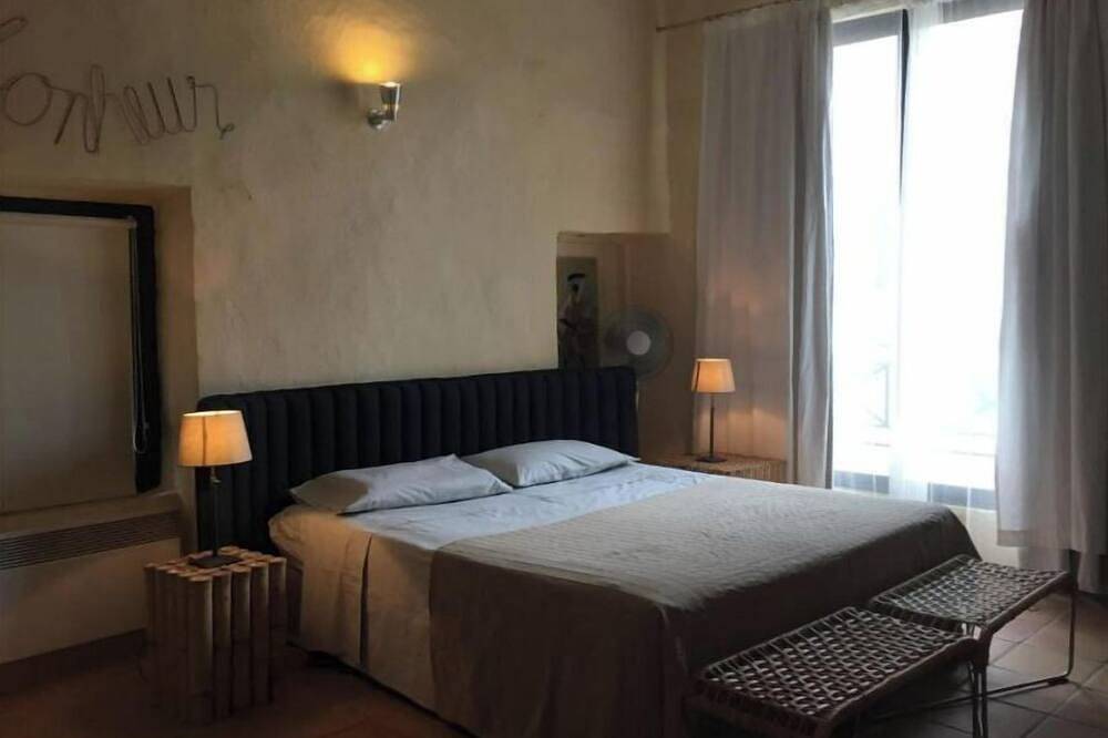 Entire apartment, B&B Villa des Muses in the heart of a village in Provence in La Roque-d'Anthéron, Aix-en-Provence region