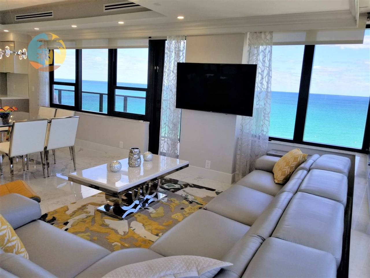 Apartamento entero, Royal Penthouse Panoramic Views of Beach-Pools - 1701 in Miami Beach, Florida