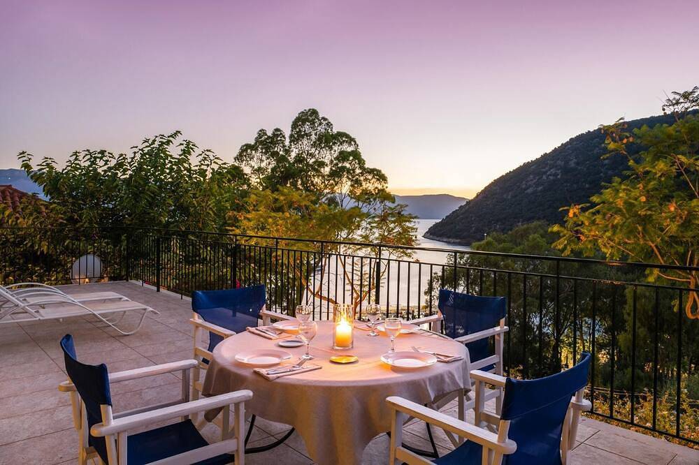 2 Bedroom Villa with Kefalonia Views and Beach Path near Stavros in Greece