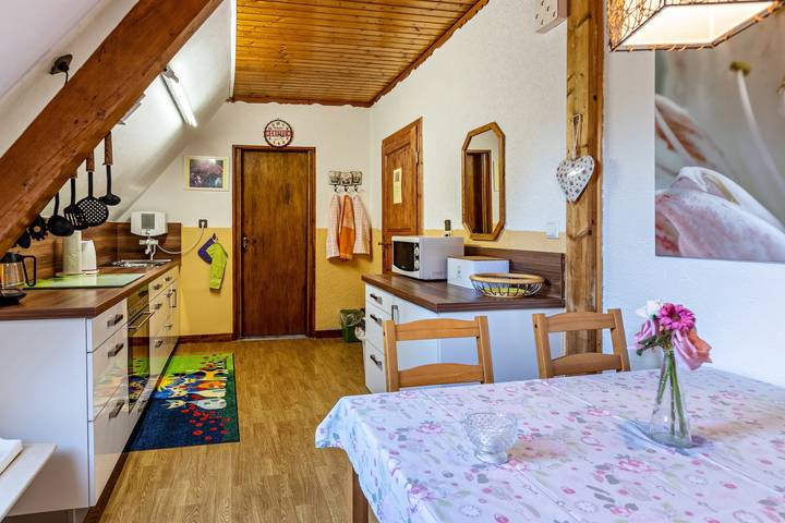 Hel lejlighed, Apartment "La Rose" with Shared Garden & Wi-Fi in Tengen, Hegau
