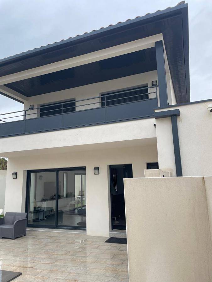 Location de vacances pour 7 personnes, avec terrasse ainsi que jardin et piscine à Villetelle - 3