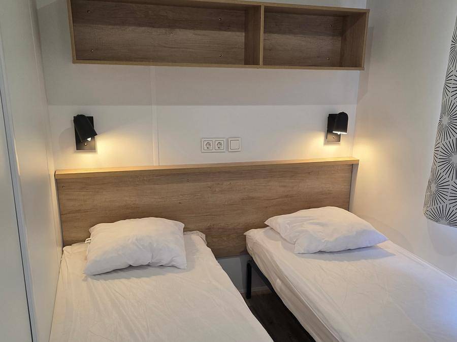 Camping Les Lodges du Lagon - Mobile home 5 persons - 2 bedrooms with air conditioning in Calvisson, Nimes region