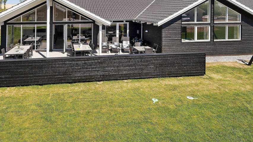 Ferienhaus für 17 Personen, mit Whirlpool und Pool sowie Terrasse und Sauna in Olpenitz