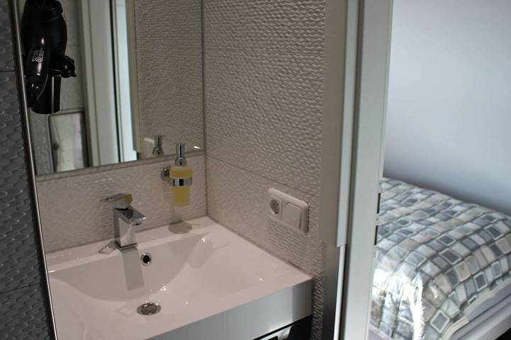 Entire apartment, 5-star hotel according to Dtv—pure luxury, just 200 meters from the beach—free Wi-Fi in Dranske, Ruegen