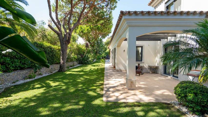 Villa para 12 pessoas, com piscina e jardim e ainda varanda em Almancil