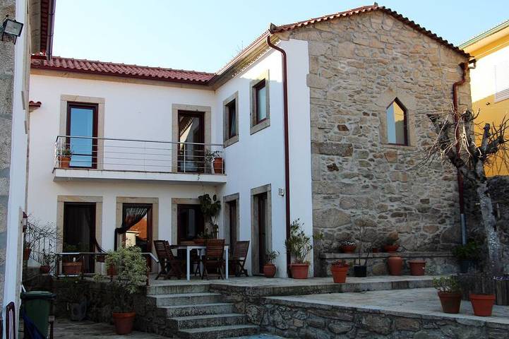 Location de vacances pour 13 personnes, avec balcon et jardin dans Paredes de Coura