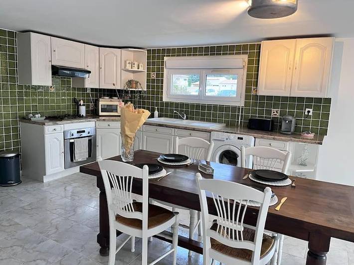 Gîte pour 4 personnes, avec jardin ainsi que vue et terrasse, animaux acceptés à Lirac