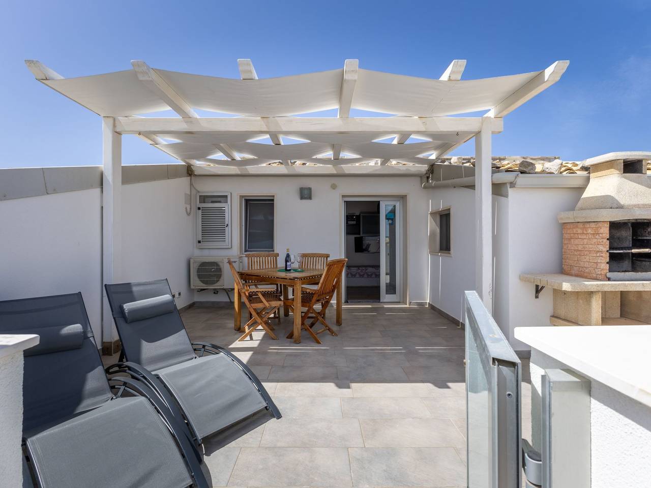 Ganze Wohnung, Charmantes Dachgeschoss mit Terrasse mit Blick auf die Landschaft. in Punta Secca, Santa Croce Camerina