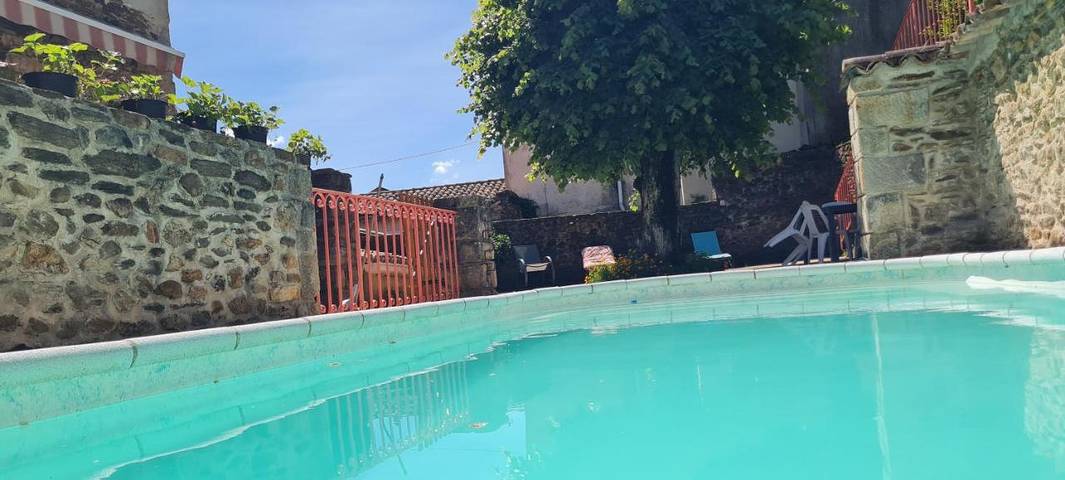 Gîte pour 4 personnes, avec piscine ainsi que vue et jardin à Le Martinet