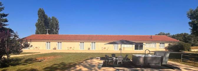 Cottage pour 2 personnes, avec jardin et jacuzzi à Mazeyrolles