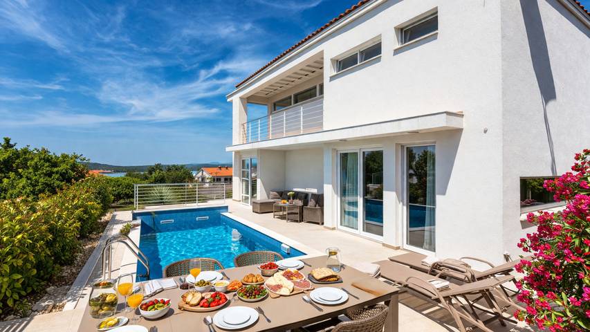 Villa pour 6 personnes, avec terrasse et jardin à Klimno