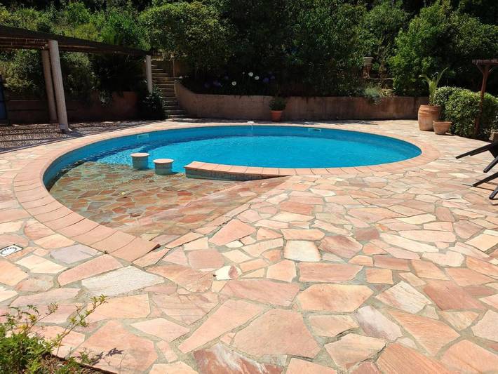 Villa pour 8 personnes, avec terrasse et piscine ainsi que vue et jardin à Giens