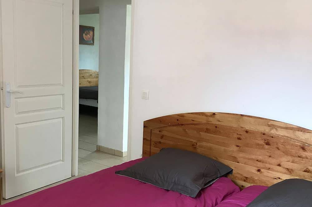 Entire apartment, Watch Tower 2 - Two Bedroom Apartment, Garden View in Montbrun-les-Bains, Nyons region