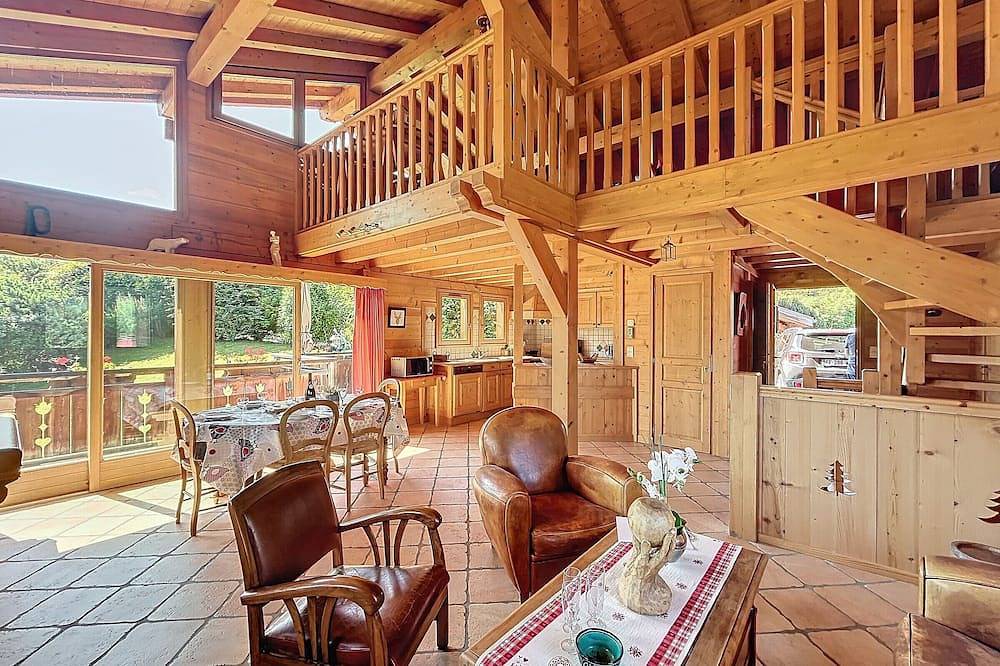Individual chalet with garage, terrace, laundry room and equipped kitchen in Sallanches, Pays du Mont-Blanc