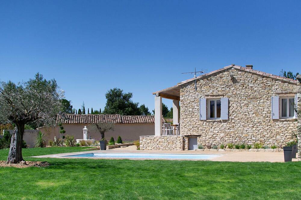 Villa with swimming pool, panoramic view of the luberon and wooded garden in Joucas, Regionaler Naturpark Luberon