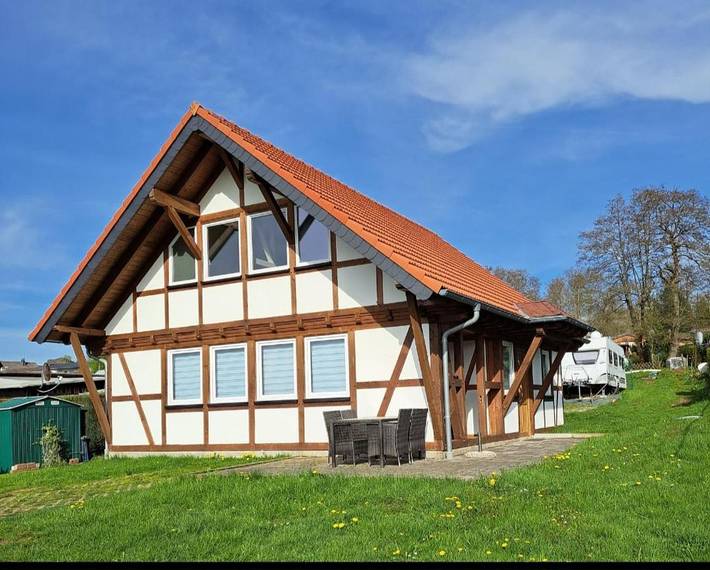 Ferienhaus für 4 Personen, mit Whirlpool und Terrasse sowie Garten und Seeblick