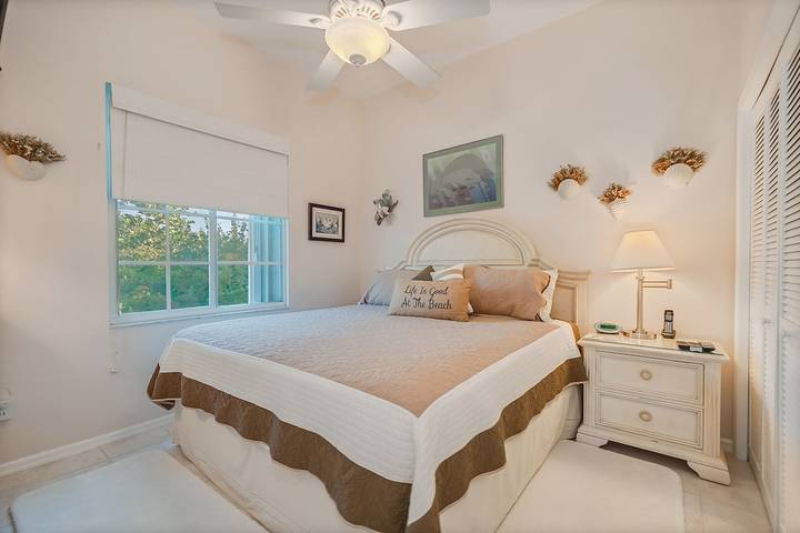 Vacation rental for 8 people, with hot tub and yard as well as pool and balcony in North Captiva Island