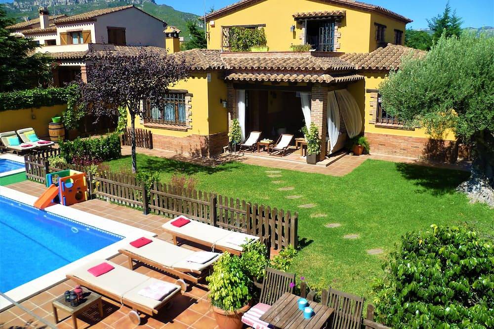 Beautiful and quiet villa near beach. Large garden, fenced pool and barbecue in Vandellòs i l'Hospitalet de l'Infant, Costa Dorada