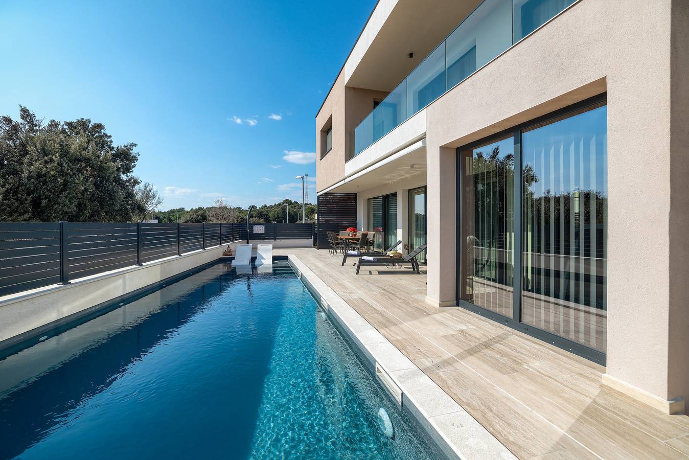 Villa Santa mit beheiztem Pool in Pakostane, Zadar