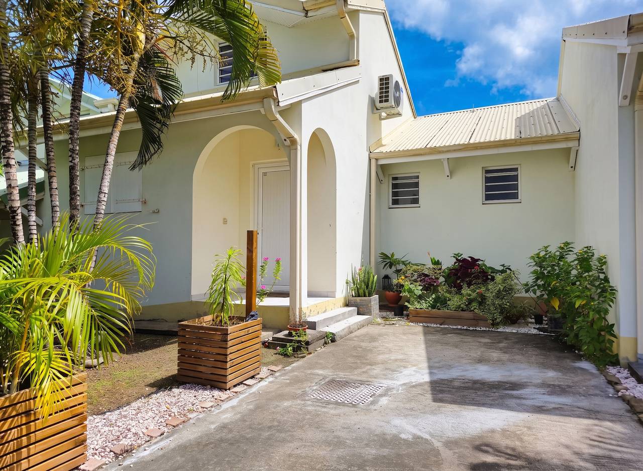 Charmantes Haus in Sainte-Anne mit Holzpergola und Garten. in Sainte-Anne, Martinique