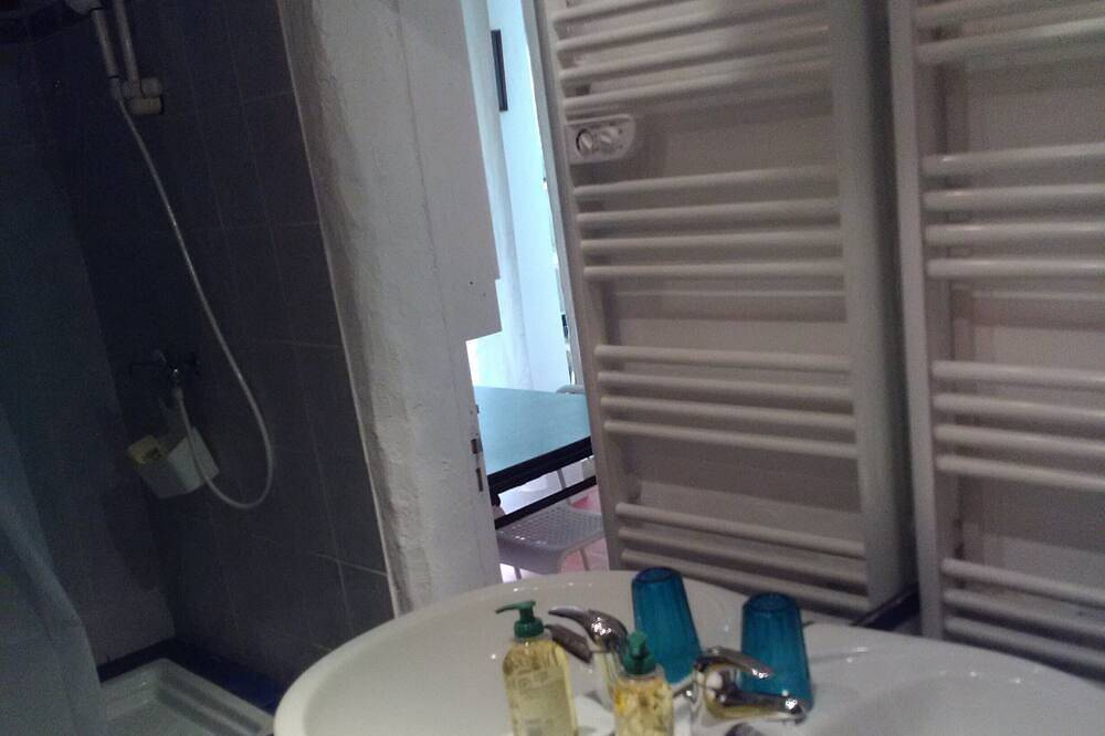 Chambre indépendante avec sa salle de bain privée, dans un jardin près d'Avignon in Les Angles (Gard), Région de Nîmes