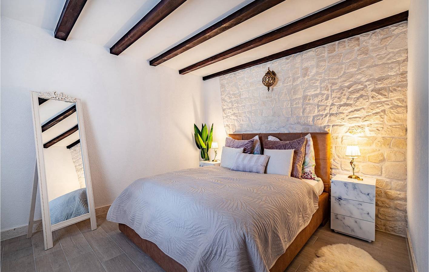 Encantador apartamento de 2 quartos com piscina, perto da praia e do centro da cidade de Vrsine in Marina, Condado de Split-Dalmácia