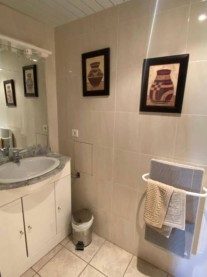 Double Room with Private Bathroom in Innimond, Belley