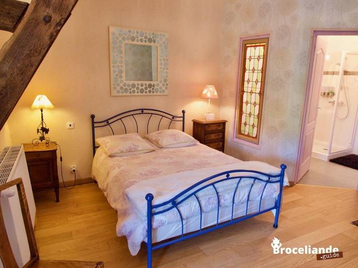 Chambre d’hôte pour 3 personnes, avec Terrasse et Jardin ainsi que Piscine et Vue à Montfort-sur-Meu