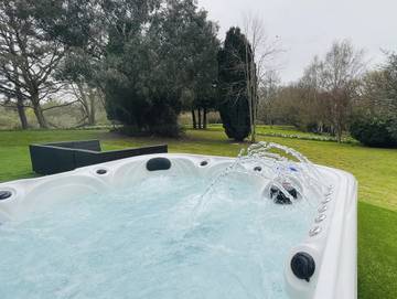 Vacation Rental for 8 Guests in Woodham Walter, Essex, Picture 1