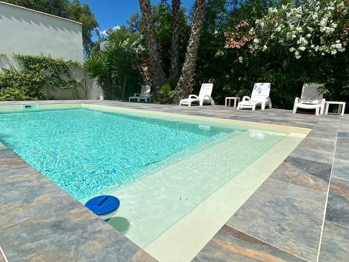 Casa de vacaciones para 4 personas, con vistas además de jardín y piscina - 1