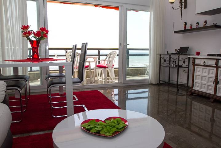 Apartamento inteiro, Carihuela - Frontline Beach Apartment in Torremolinos in La Carihuela, Torremolinos