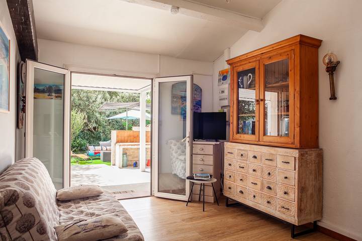 Le Cabanon de Valérie' avec 45 m² d'espace intérieur et 700 m² de jardin avec parking privé. in Sanary-sur-Mer, Côte méditerranéenne (France)
