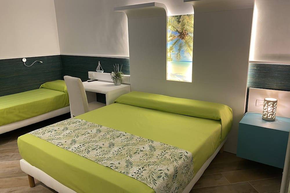 Dreibettzimmer in B & B nur einen Steinwurf vom Meer entfernt in Giovinazzo, Bari Provinz