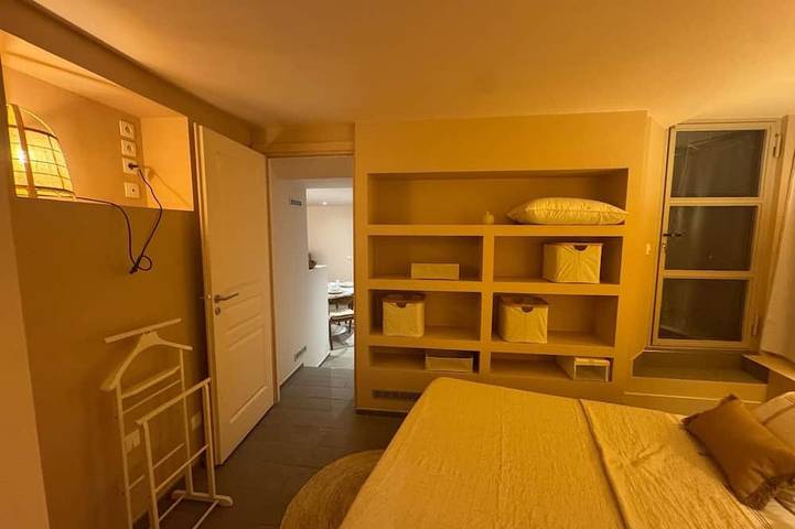 Entire apartment, Self-contained apartment with wooden terrace and panoramic sea view in a quiet location. in Hyeres, Parc national Port-Cros