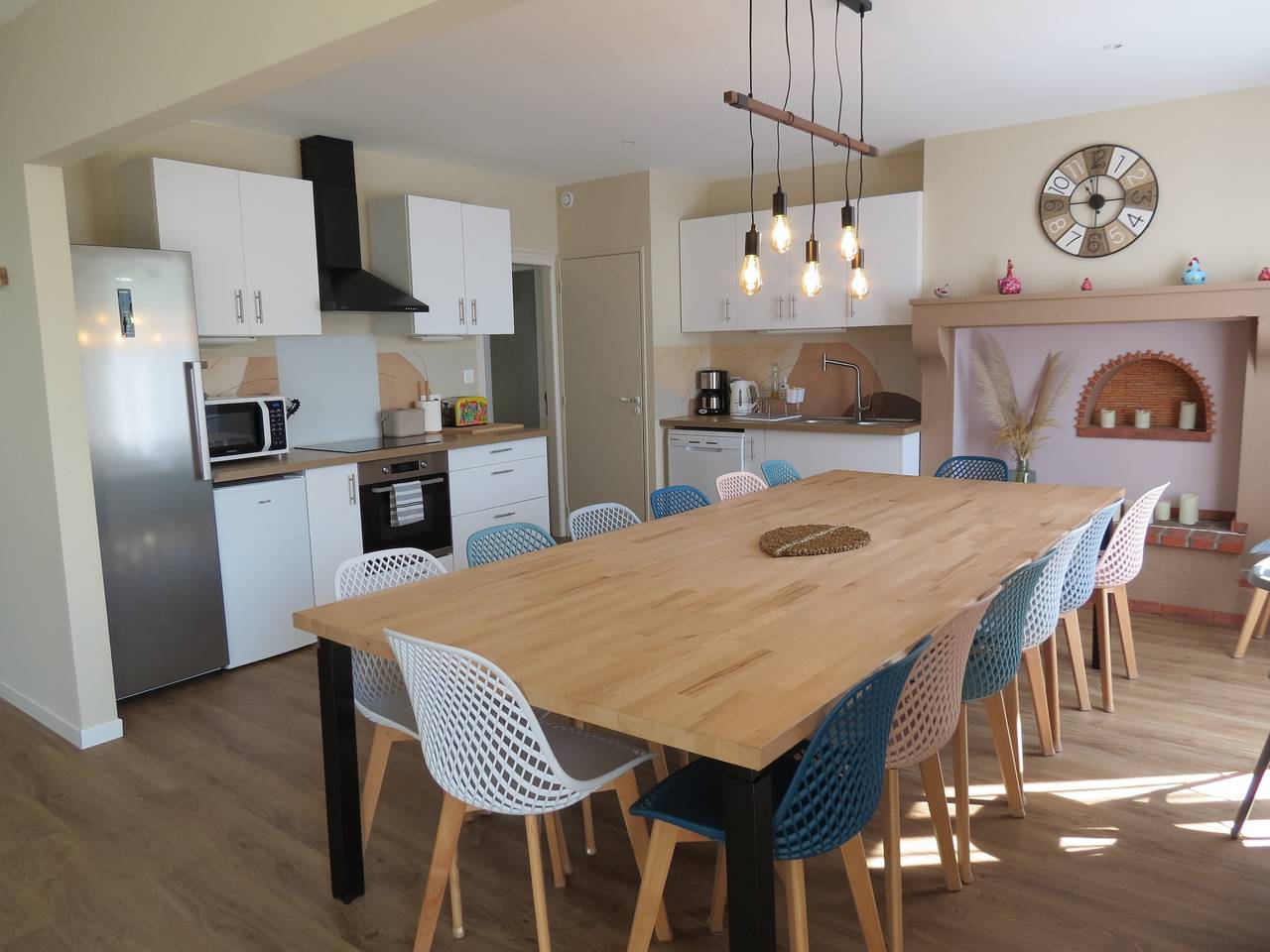 Gîtes De L'Hommé – La Petite Bohème mit Gemeinschaftspool, privater Terrasse & Wlan in Coust, Saint-Amand-Montrond