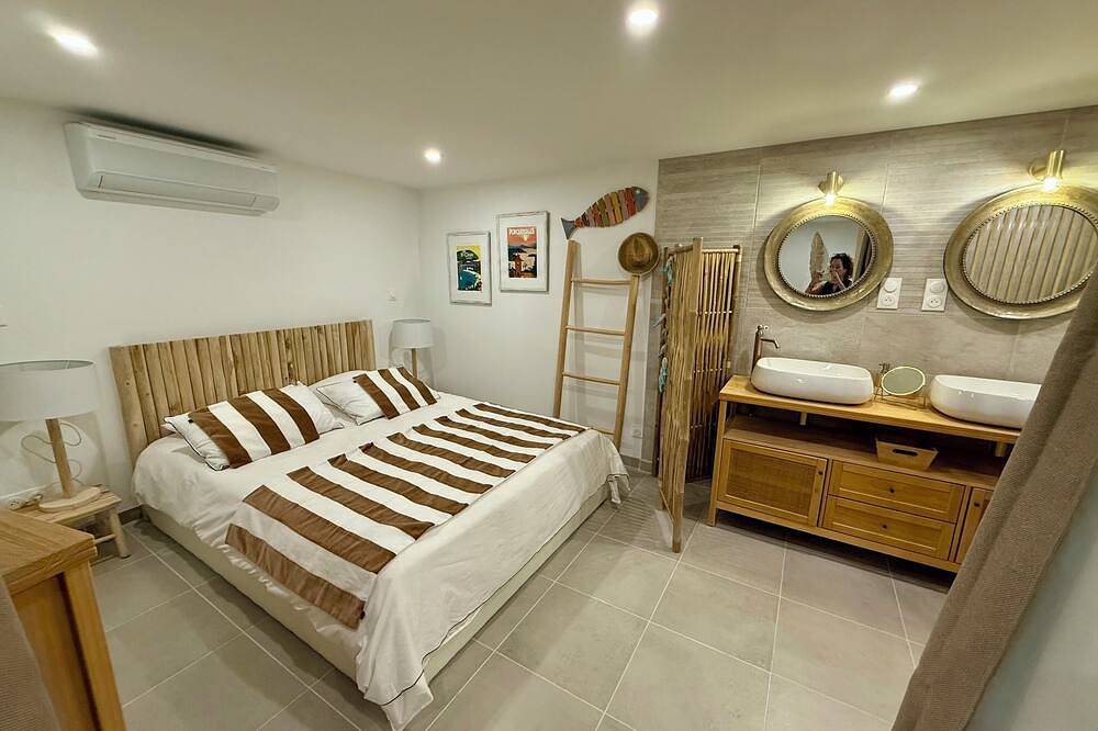 Entire apartment, Bright, new, very well-equipped T2 apartment, quiet, dedicated parking space. in Istres, Istres region