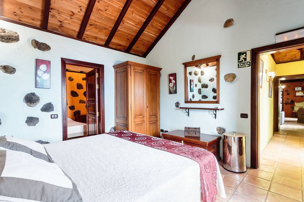 Casa Rural Los Draguitos, piscina privada y vista al mar in Malpaises, Villa de Mazo